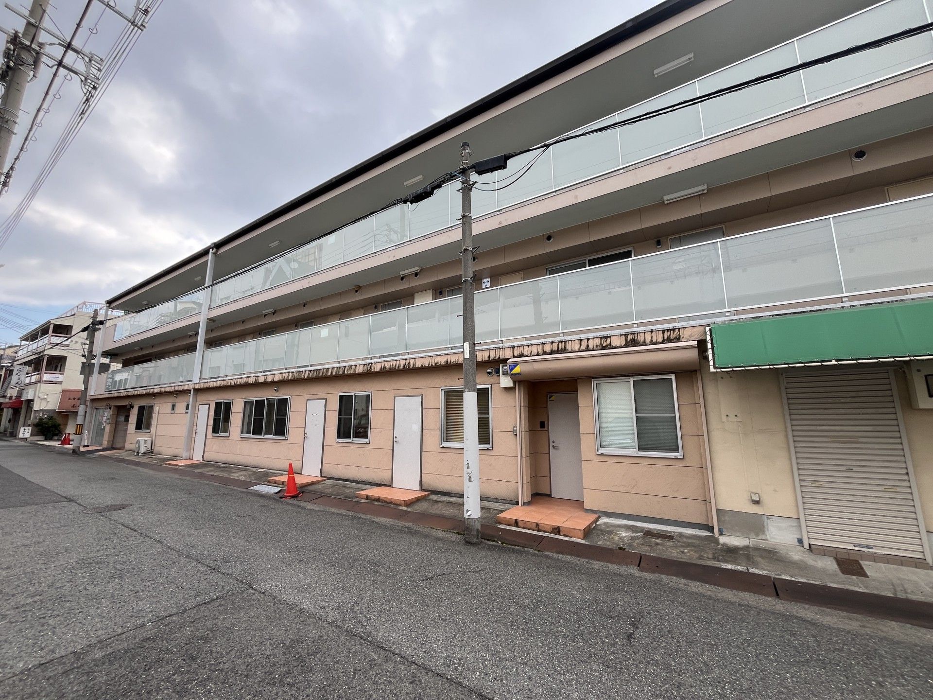 三階建ての建物外観
