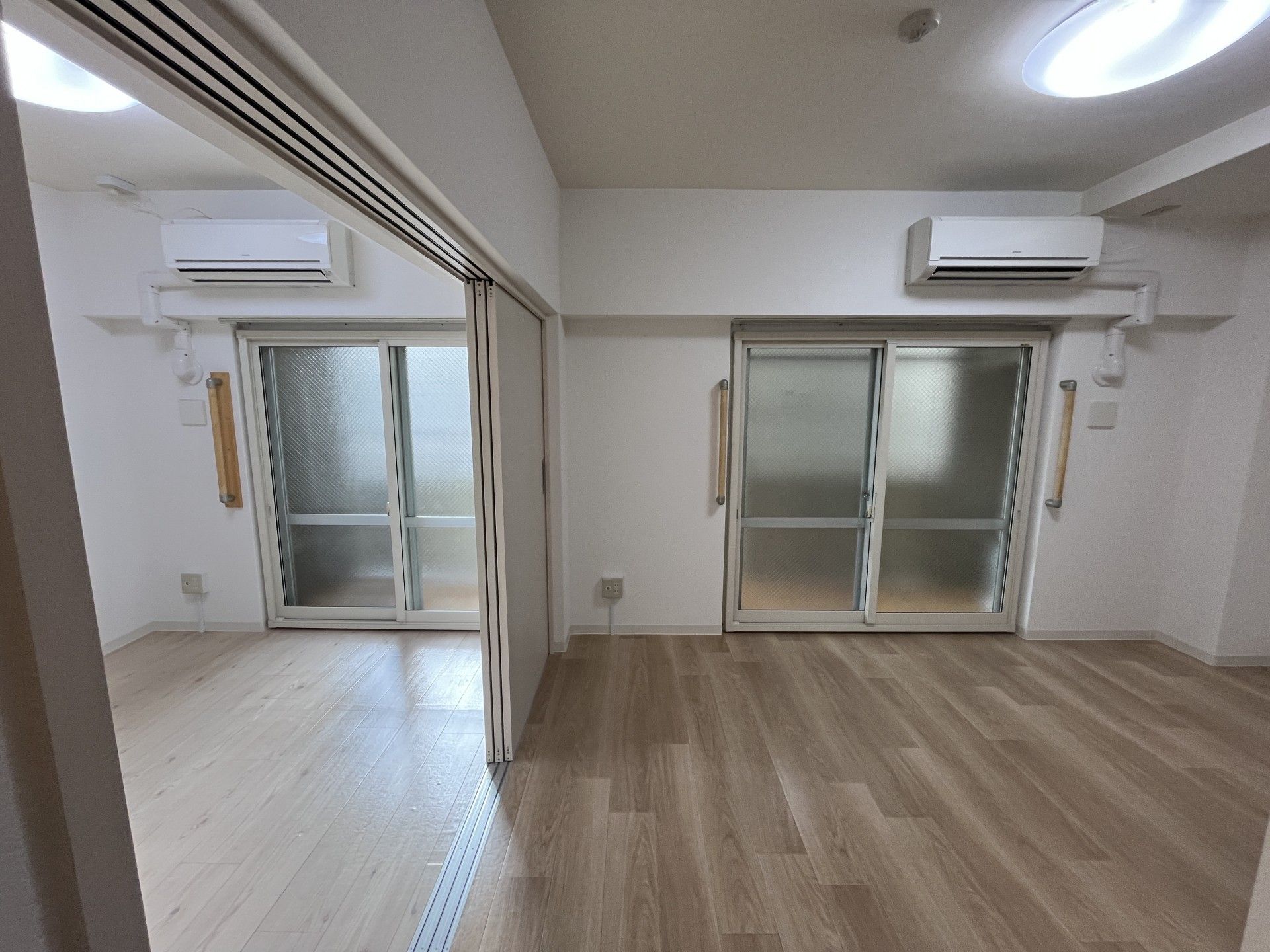 広い居室と窓