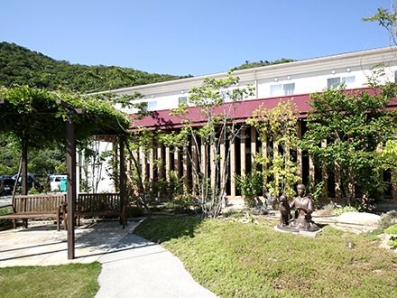 東屋とワインディングロードがつながる洋風の中庭。施設敷地内の中庭の様子