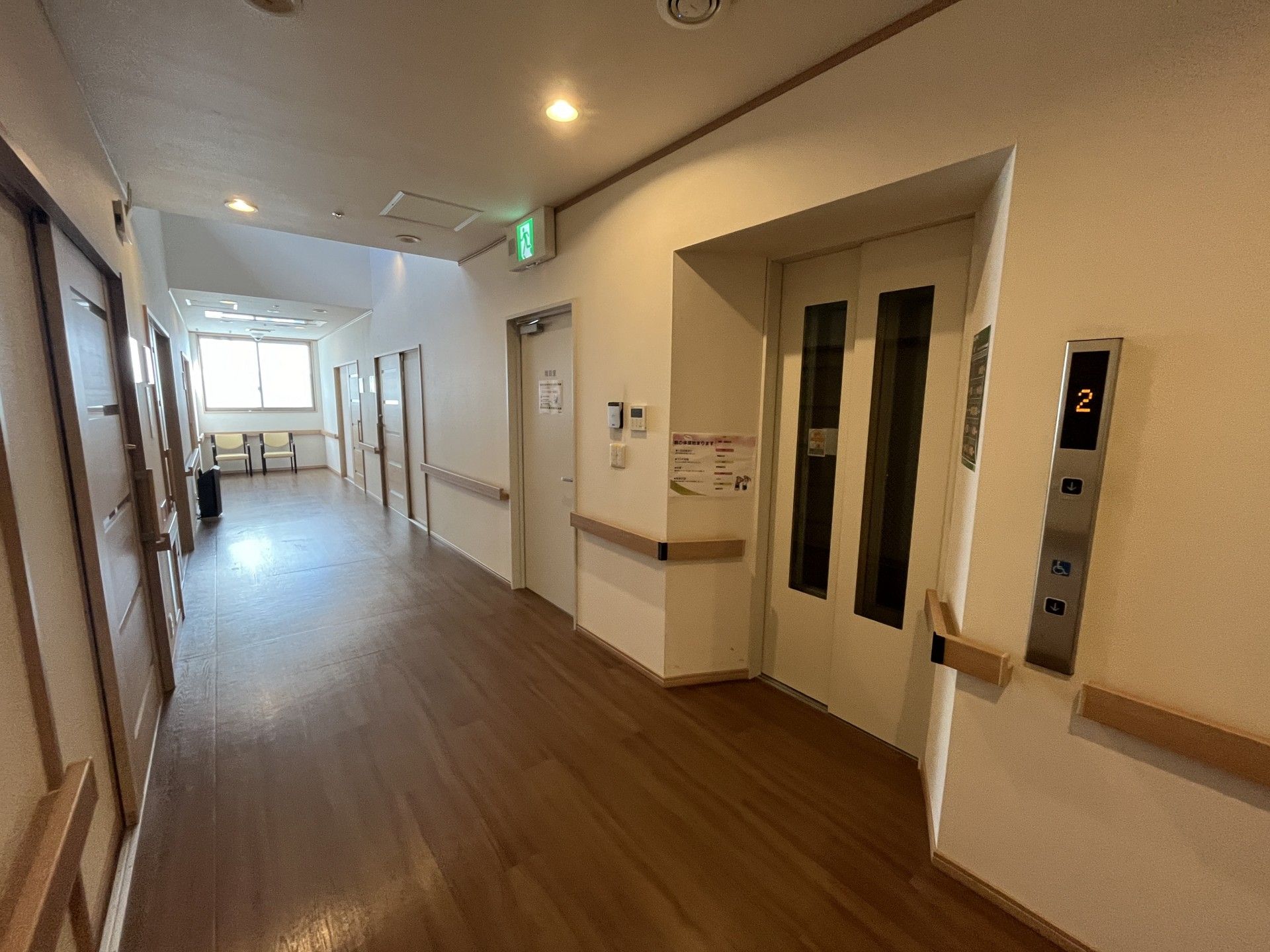 明るく広々とした廊下