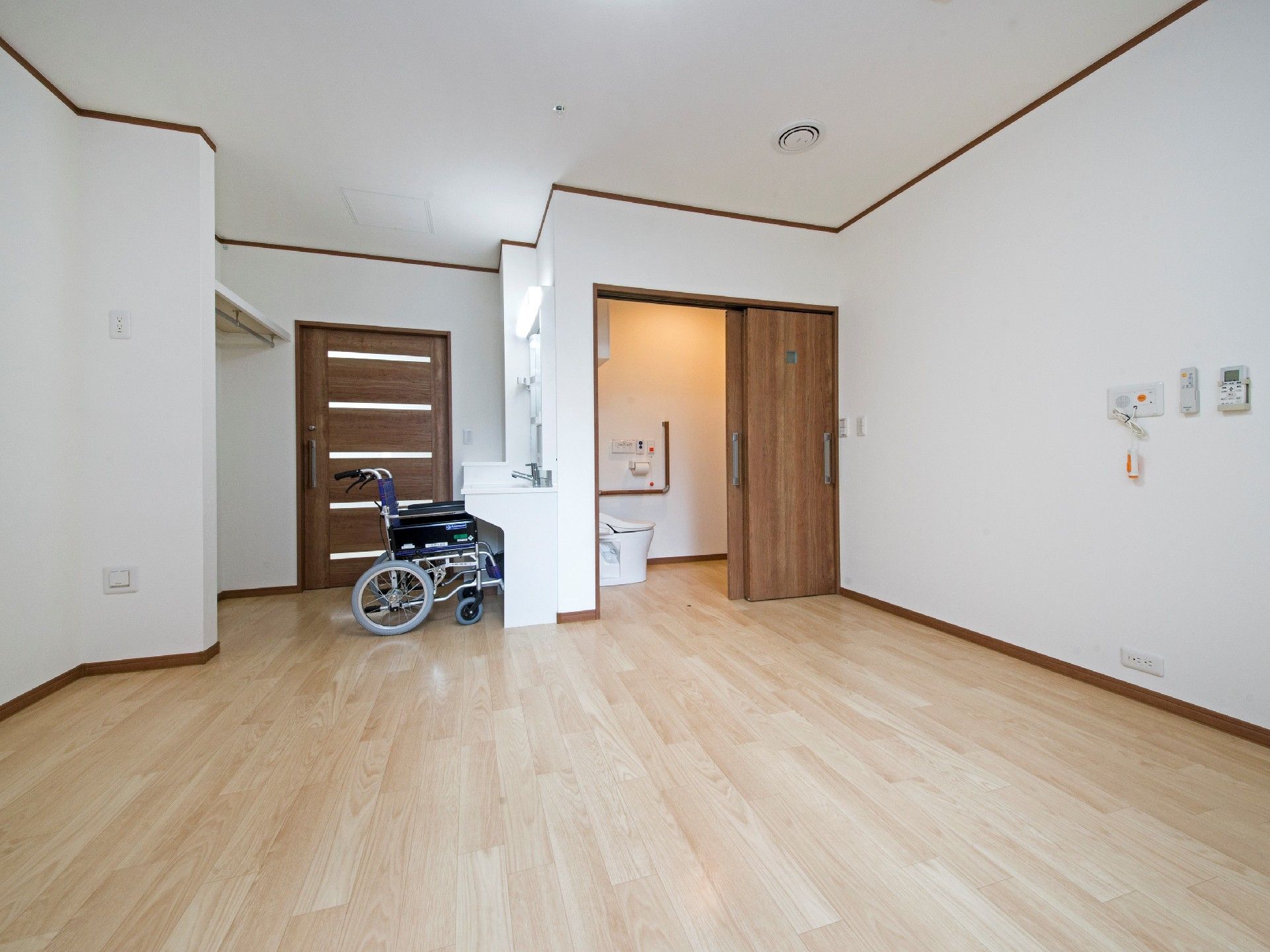 車いす対応の洗面所やトイレが付いた広い居室には緊急通報装置もついている。