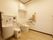 手すりと呼び出しベルの設置された、清潔感のあるトイレである。オストメイト対応トイレが完備されている。