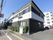 黒を基調とした２階建ての施設。住宅街の中に建てられ、道路に面したところに位置している。敷地内には駐車スペースがある。
