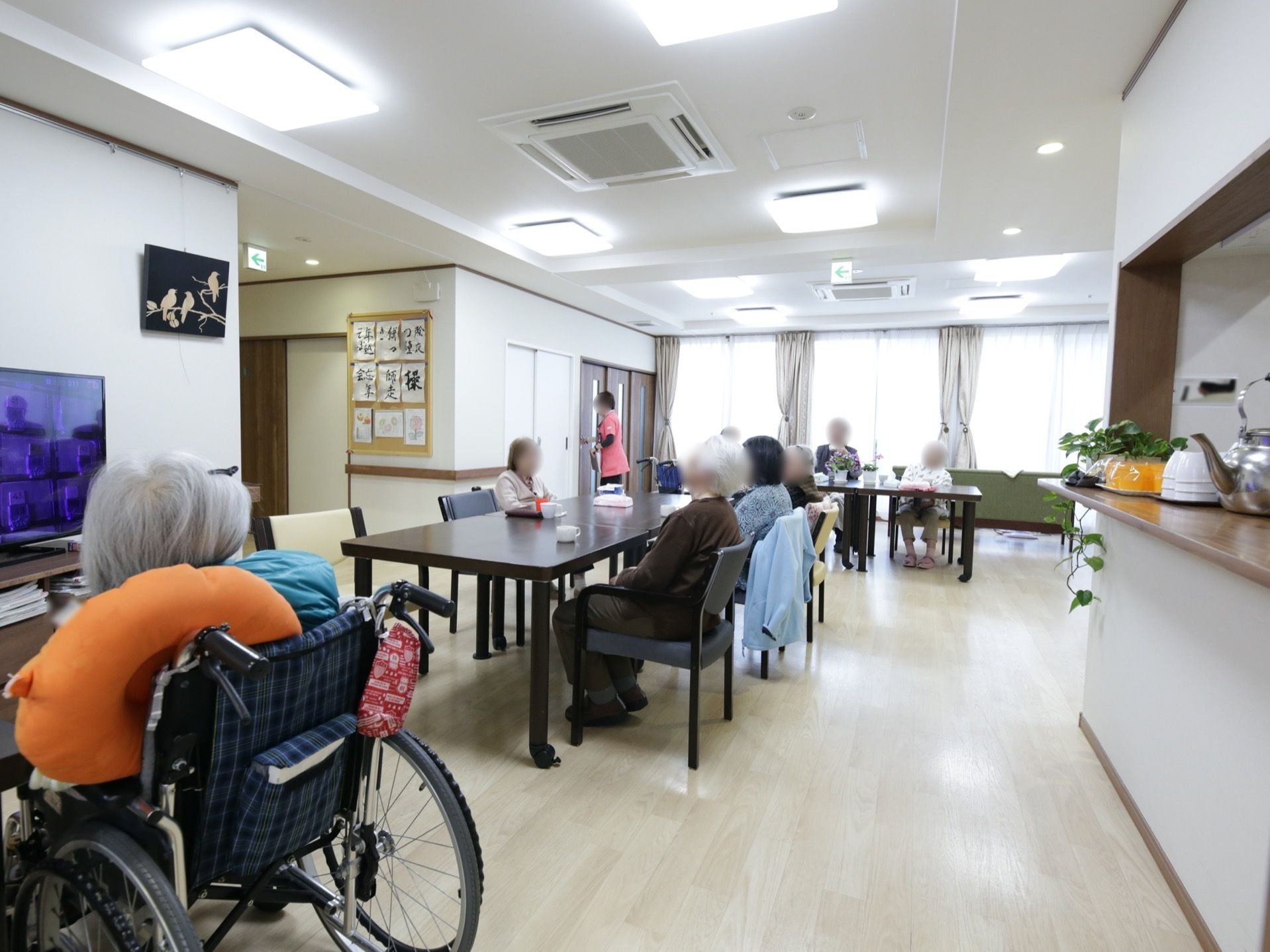 食堂には複数のテレビが置かれている。食事どき以外にも入居者様がたくさん集まるので、交流の場として機能している。