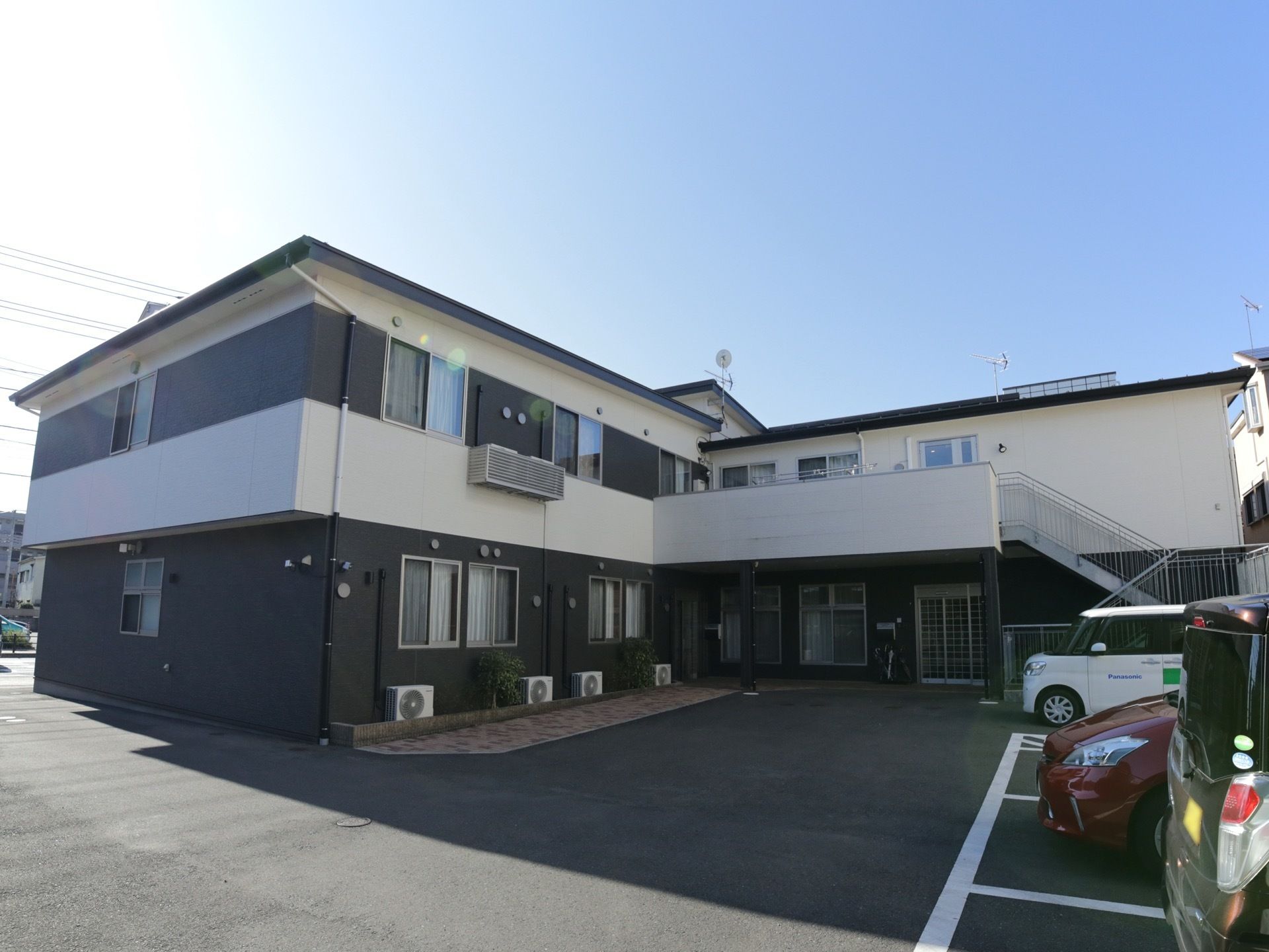 建物の裏手に駐車場がある。駐車場前は広い通路になっており、余裕をもって送迎車を侵入させることができる。