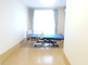 明るく清潔な介護施設の廊下と部屋