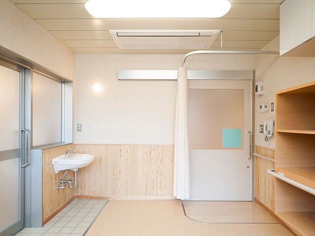 大きな棚が付いた脱衣所には洗面所もあり、脱衣所の出入り口を囲むようにカーテンが付けられている。