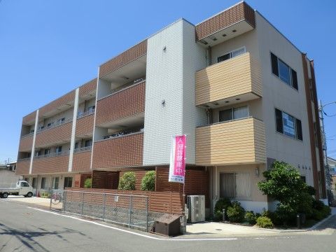 「レガート深北緑地」の外観。建物周辺に緑を配置している。