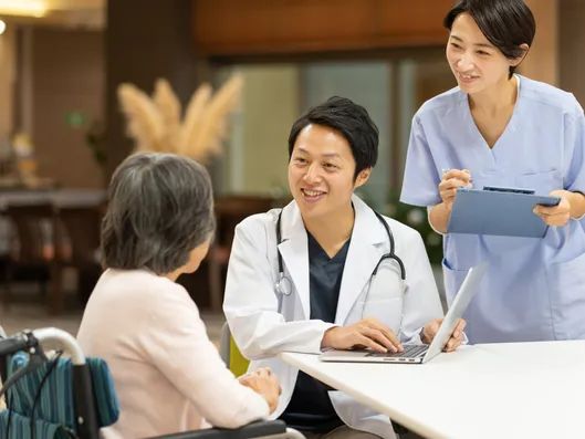 「レガート深北緑地」の外観。建物周辺に緑を配置している。