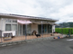 円形建築の介護施設外観と駐車場