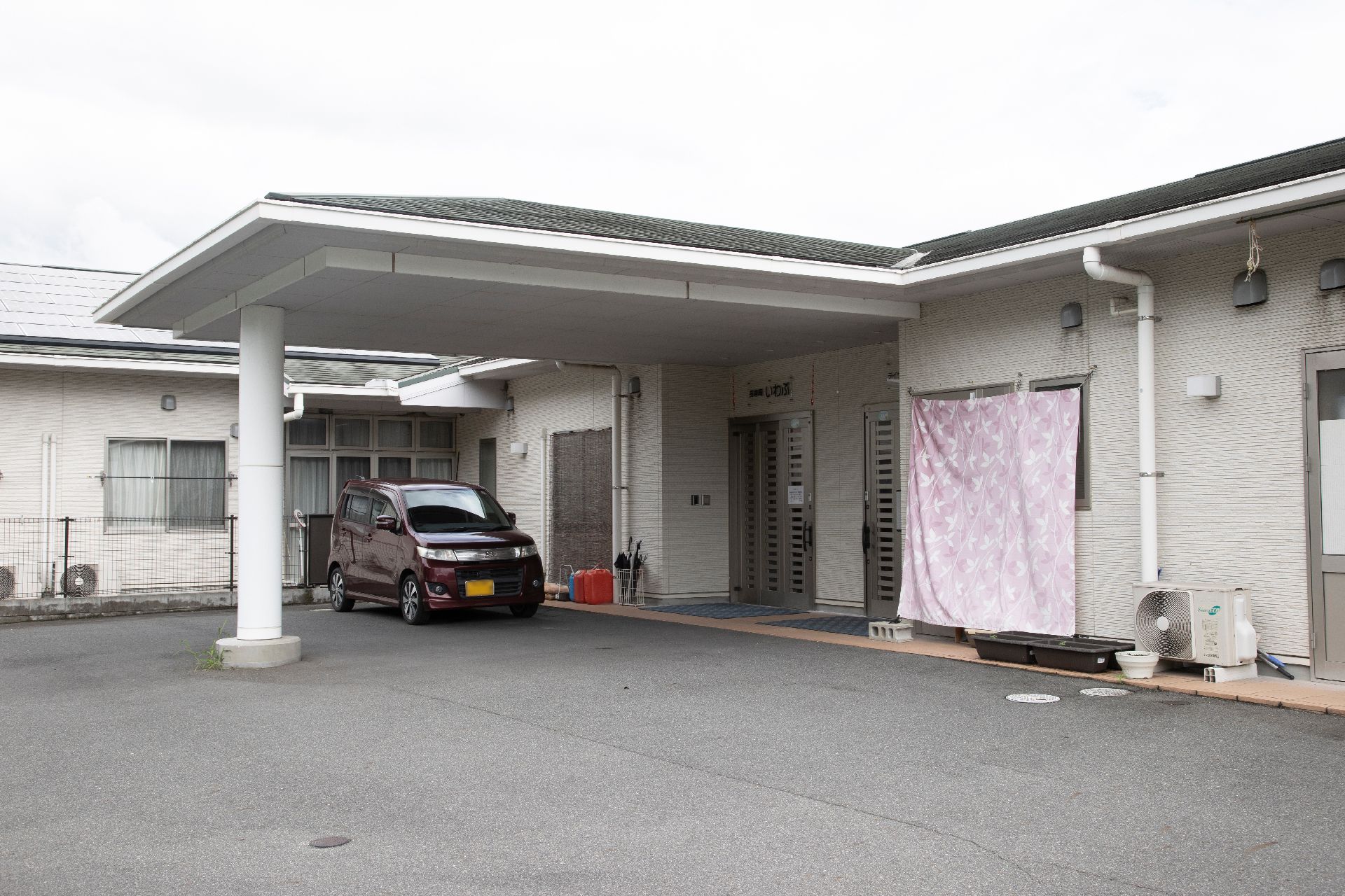 大きな屋根を備えた玄関前