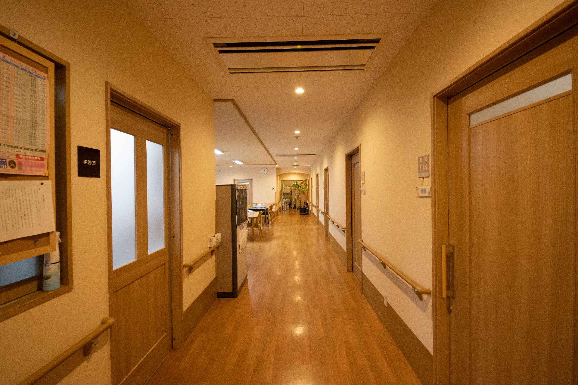 手すりを備えた廊下