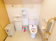 明るい介護施設のトイレと廊下