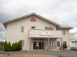 落ち着いた色調の地上階２階建ての外観の高齢者向け住宅