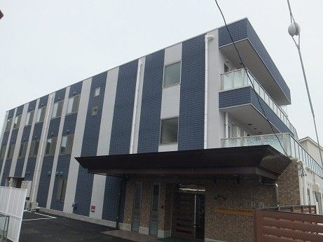 モダンな外観の建物