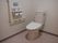 清潔感のあるきれいなトイレである。壁には手すりがL字型に取り付けられており、つかまりながら利用することができる。
