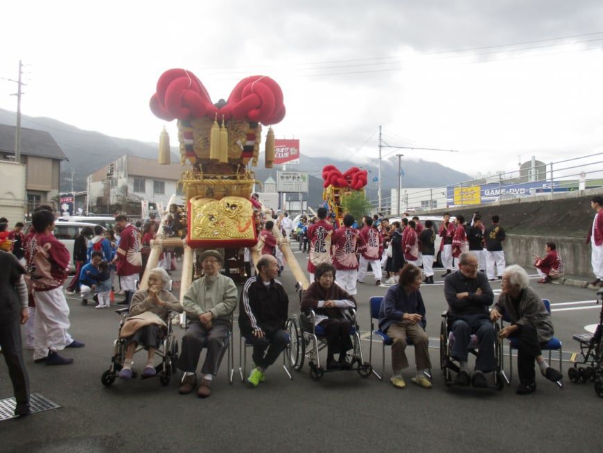 お祭りを楽しむ高齢者たち