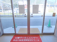 介護施設の明るいエントランスホール