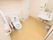 洗面台と洋式トイレが設置された高齢者施設のトイレ