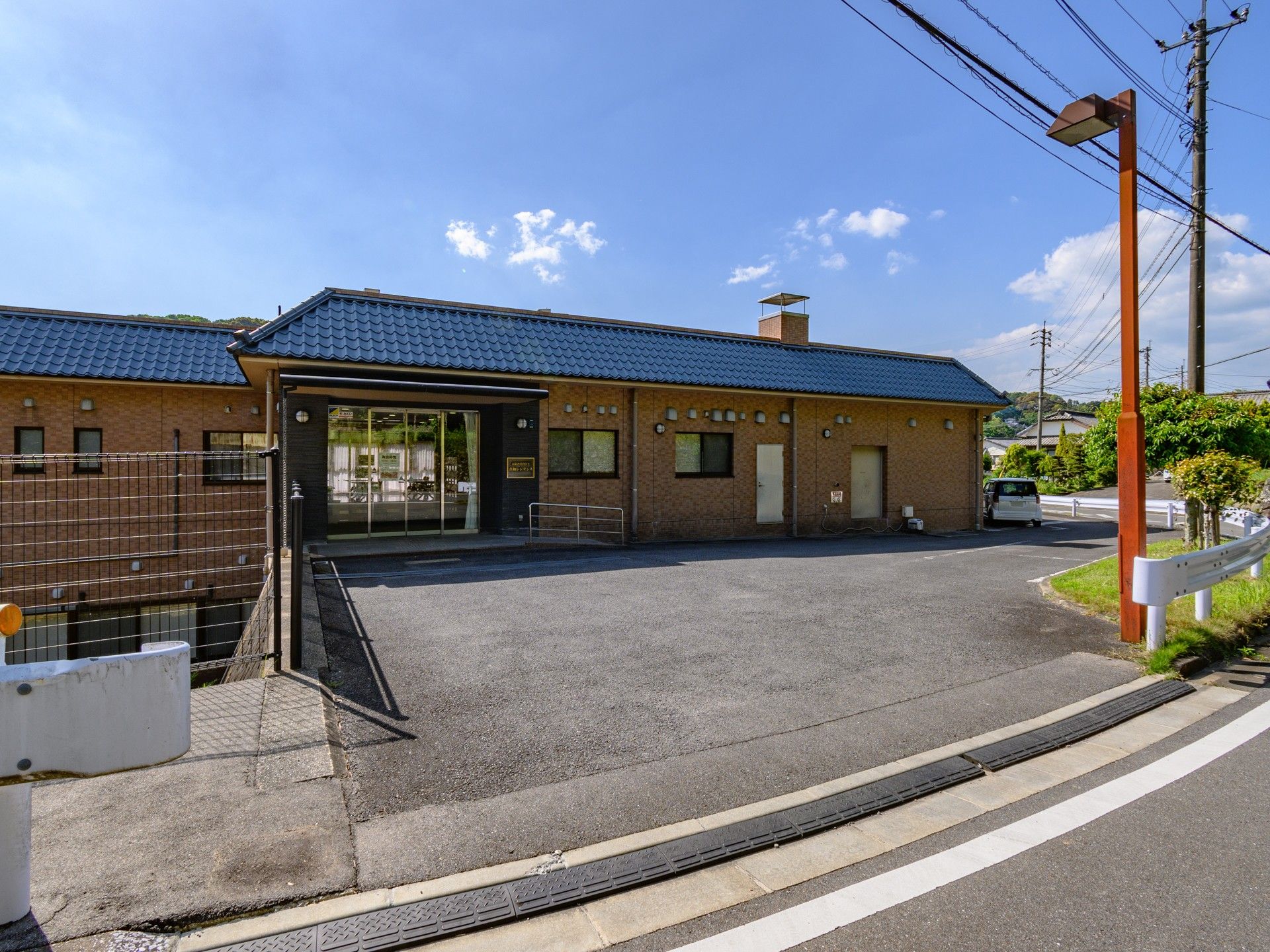 明るいエントランスの建物
