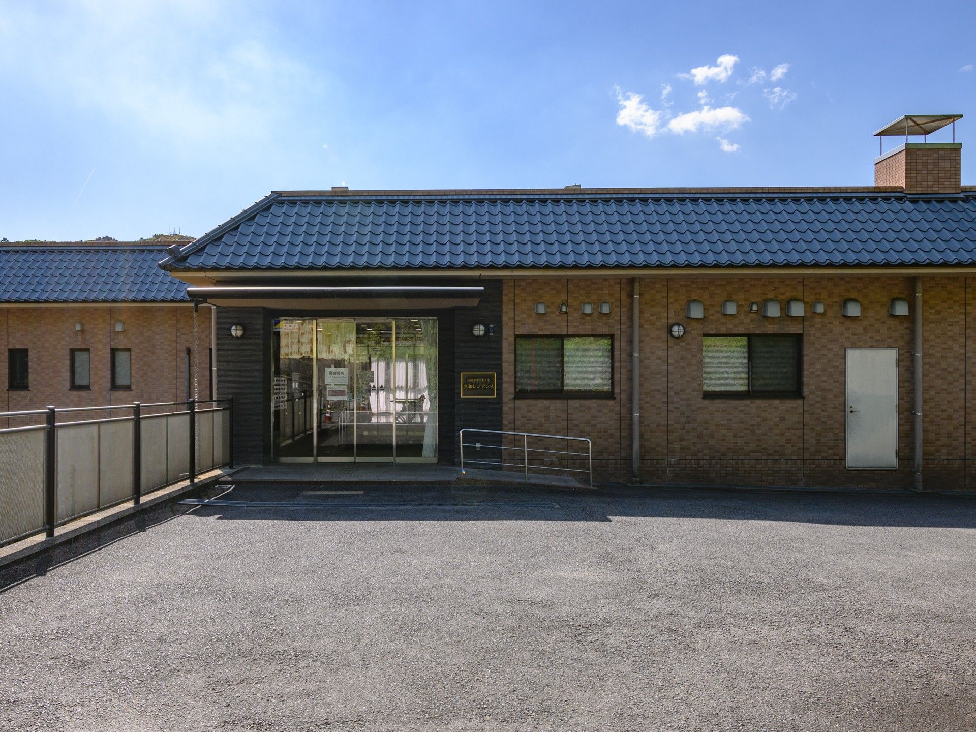 明るい入口の建物