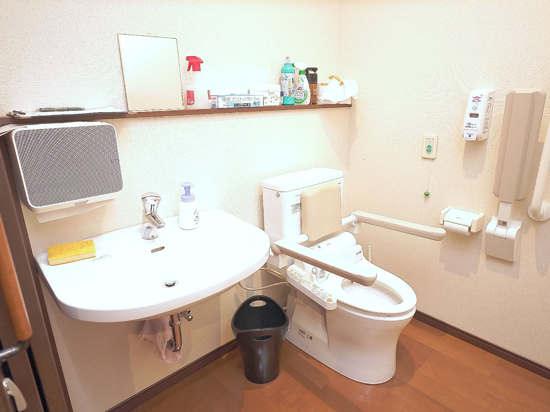 呼び出しボタンのあるトイレ