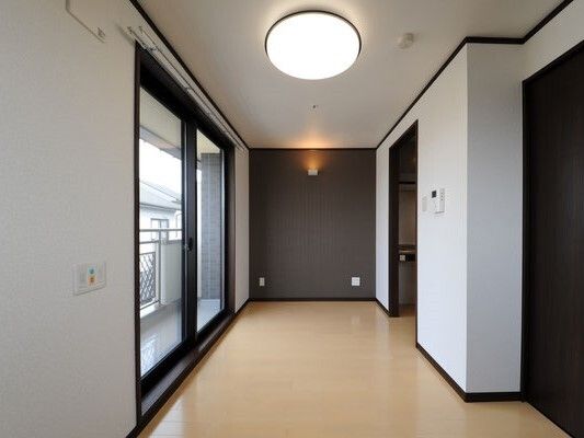 フローリング居室には大きな窓が付き、外にはバルコニーがある。トイレなどのドアはすべてスライド式。