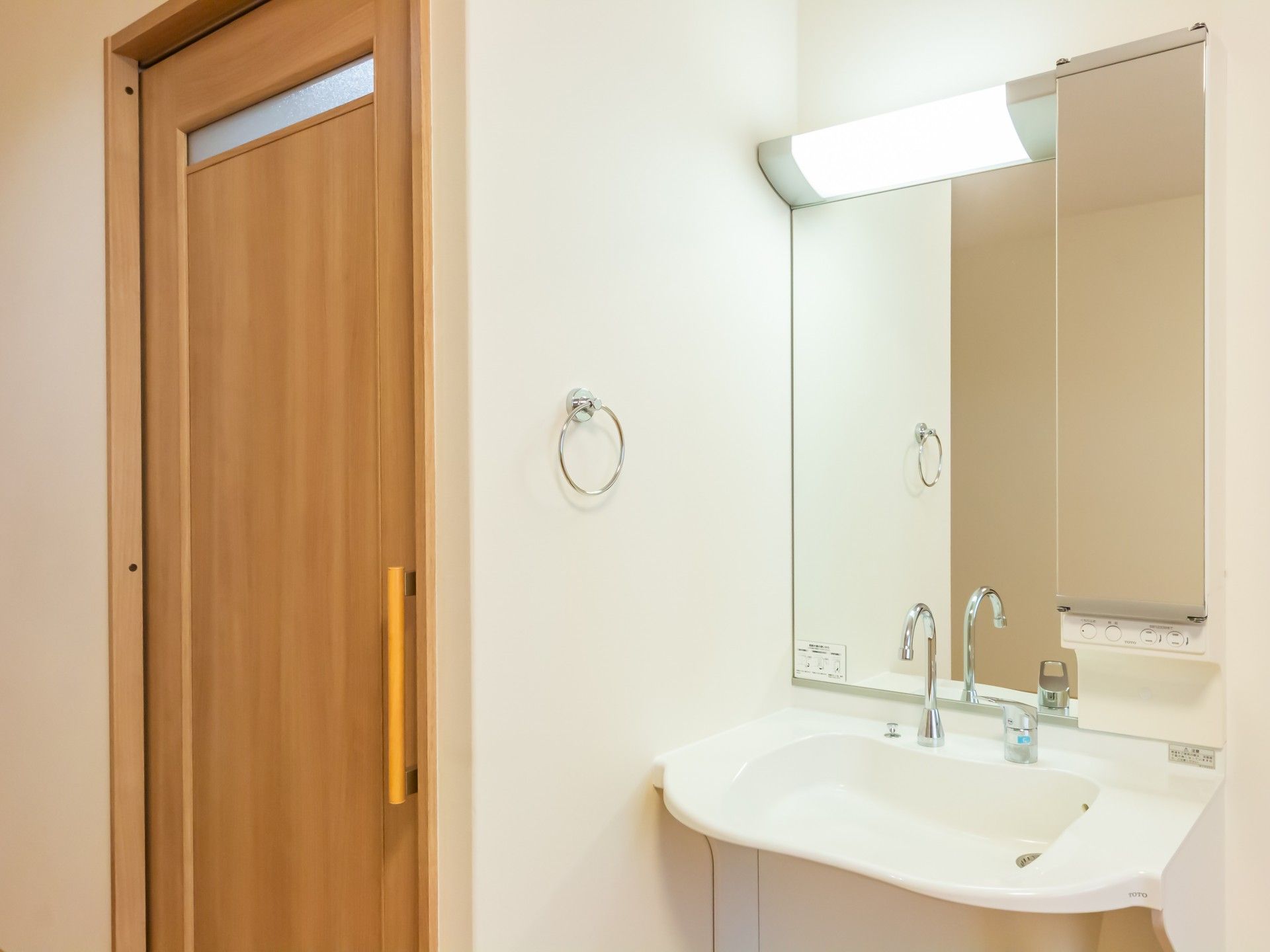 洗面台と木製ドア