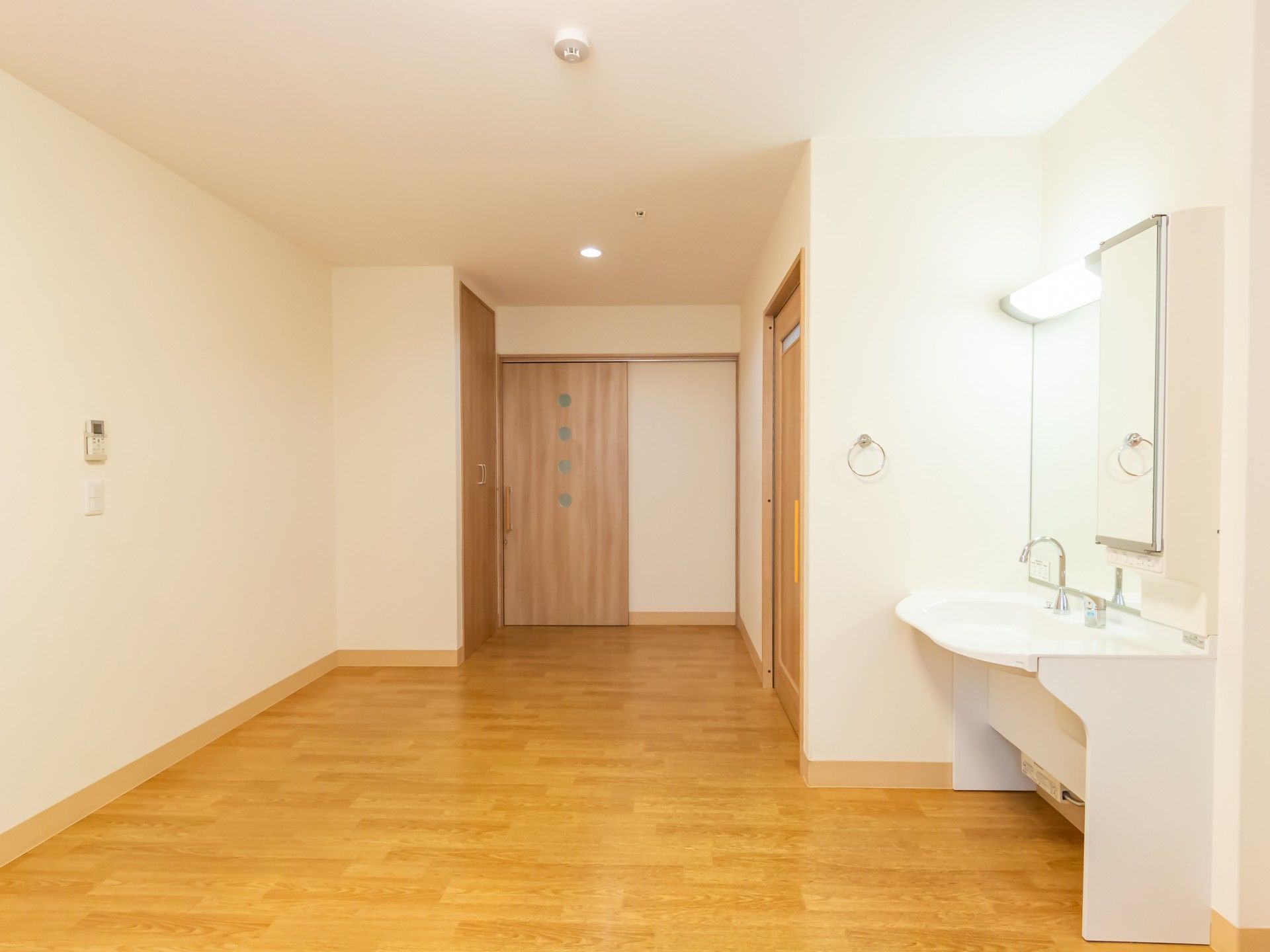 洗面台のある明るい部屋