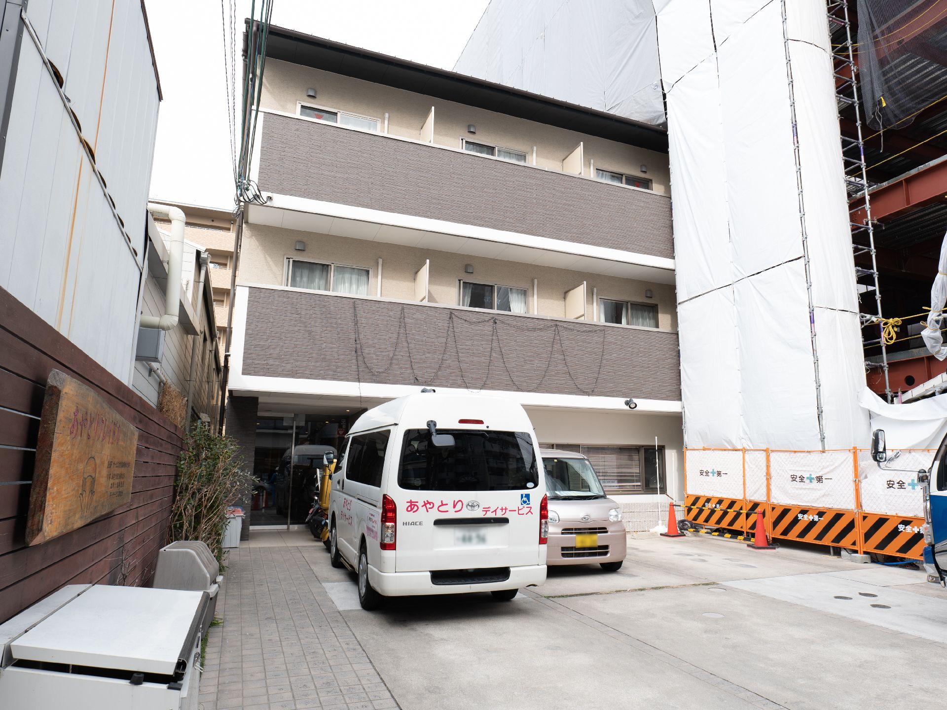エレベーターが完備されている３階建ての施設