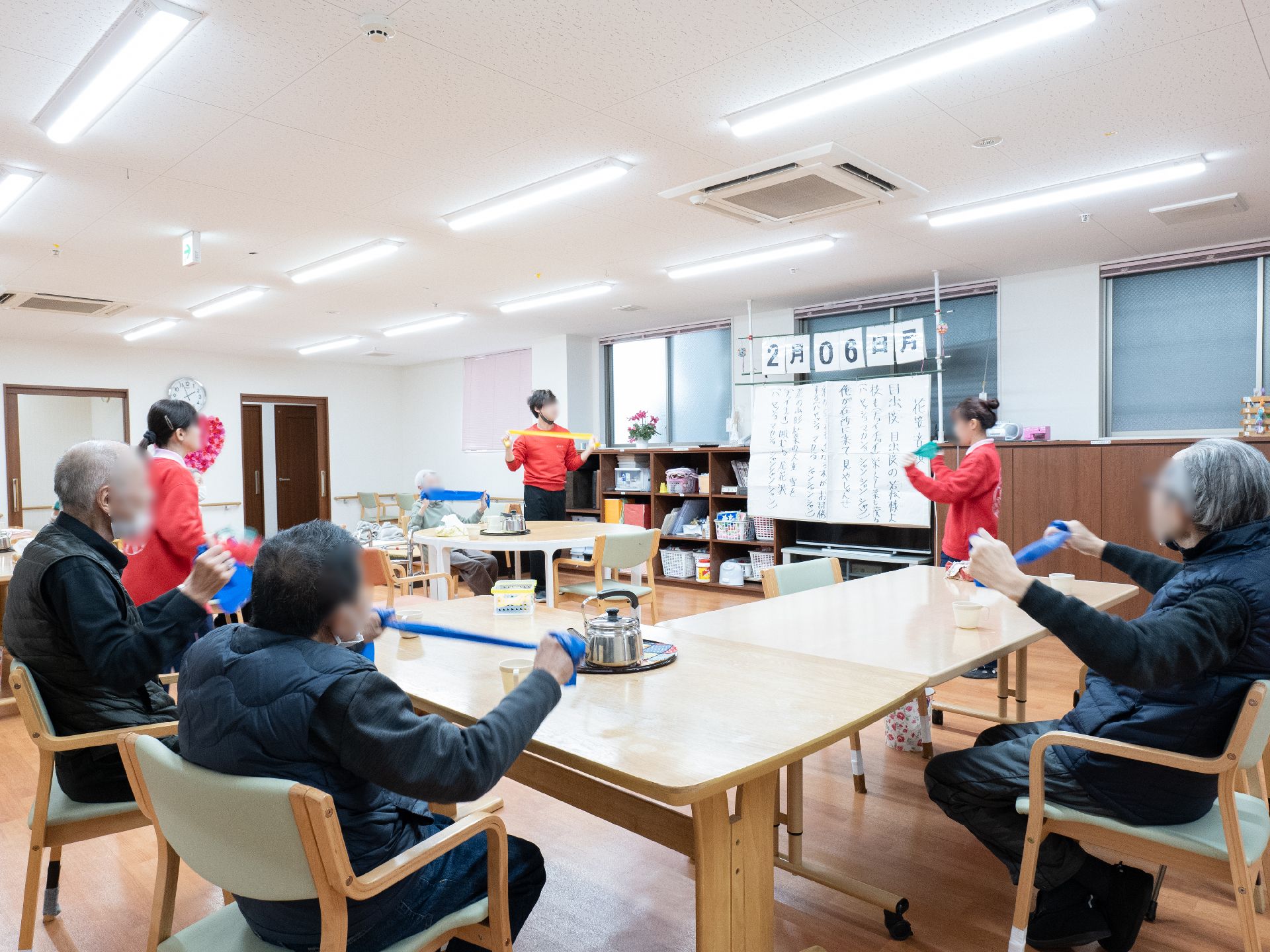 明るい照明のある共有スペース