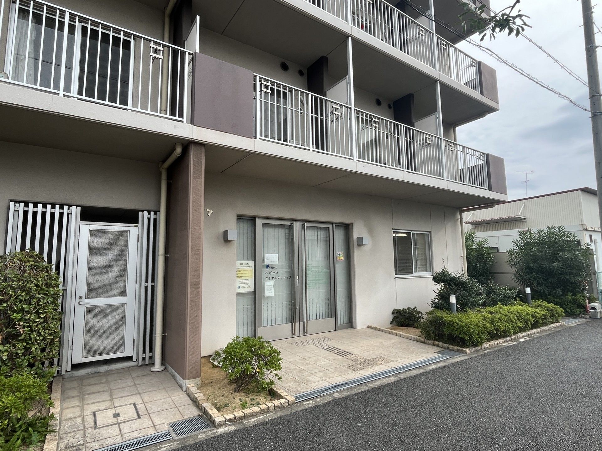 落ち着いた色合いの建物入口