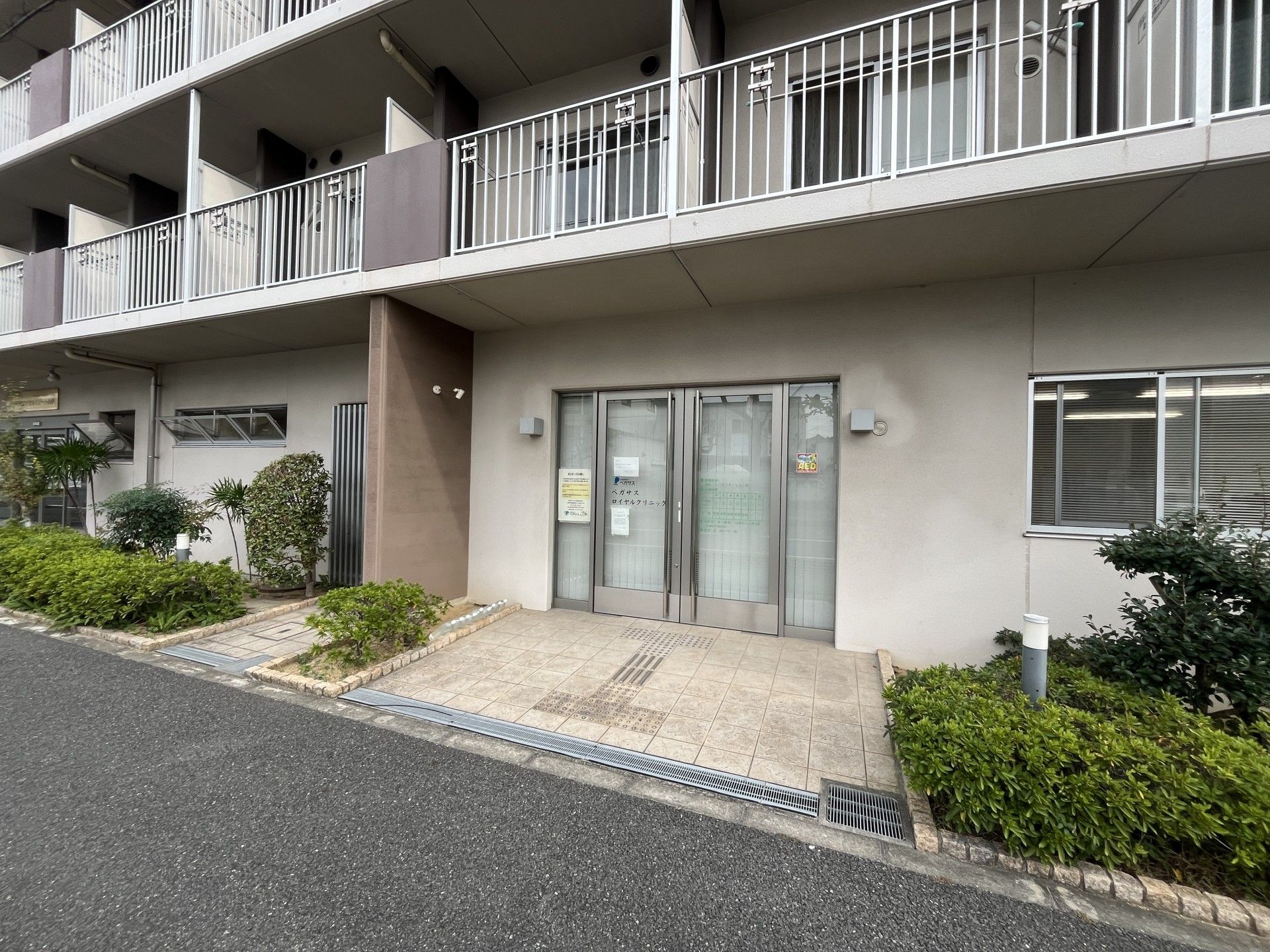 入り口が広い建物正面