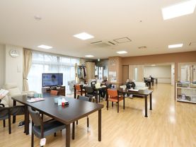 エントランスのドアを入ってすぐの場所に、広いデイルームが設けられている。テレビや新聞ラックが設置されており、自由に過ごせる。