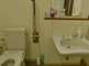 バリアフリーの明るいトイレ空間