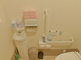 介護施設内の清潔なトイレ空間