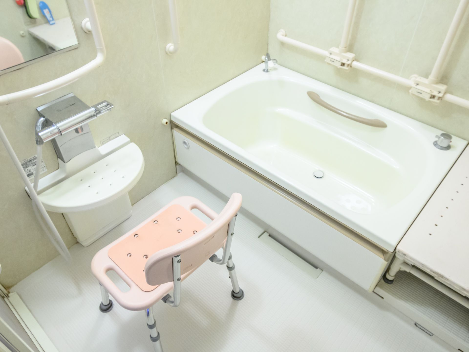 転倒を防ぐための手すりが取り付けられている浴室