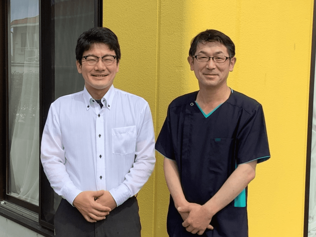 笑顔のスタッフ二人立ち姿