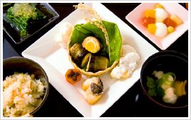 炊き込みご飯とほうれん草のおひたしやフルーツポンチ