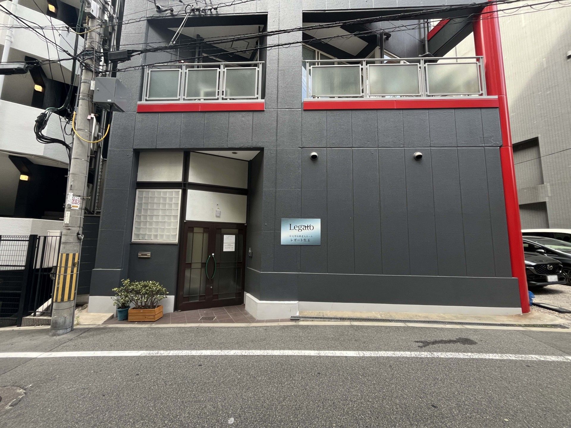 モダンな建物のエントランス