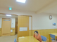 明るく広々とした介護施設の食堂