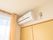 部屋の角に家庭用のが取り付けられているエアコン