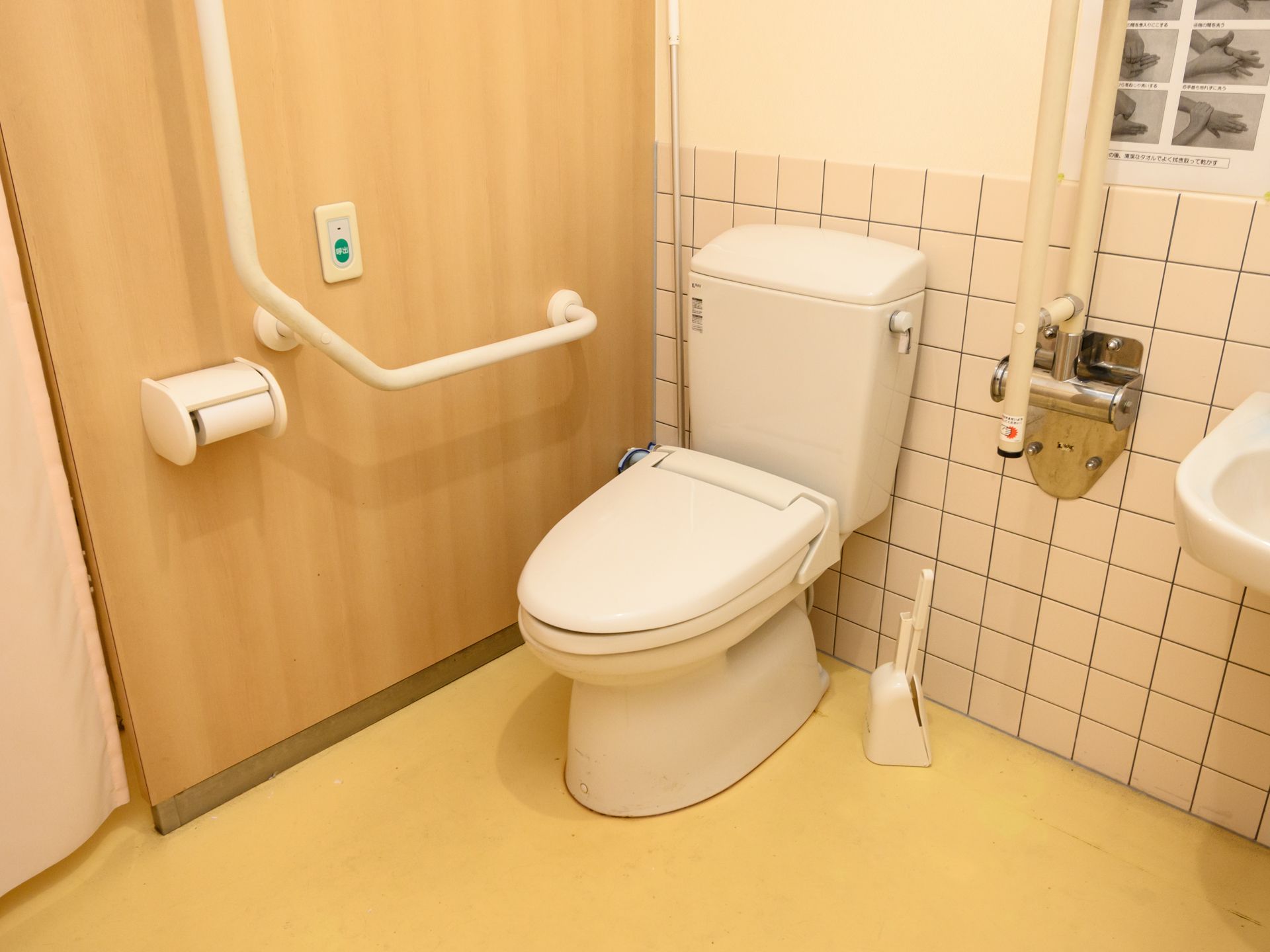 呼び出しボタンが設置されたトイレ