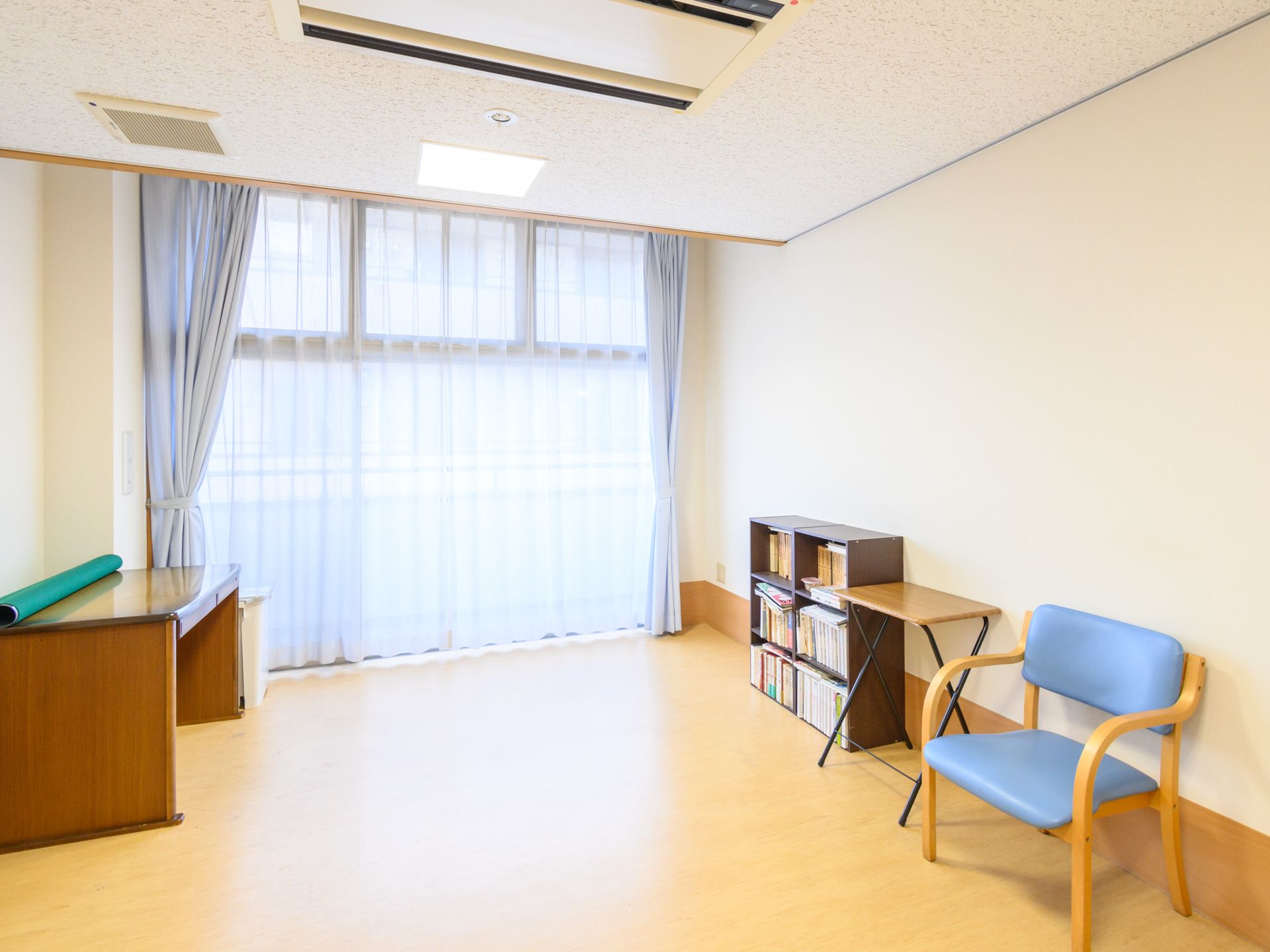 窓が多く設置されて日差しが降り注ぎ、開放感のある共有スペース