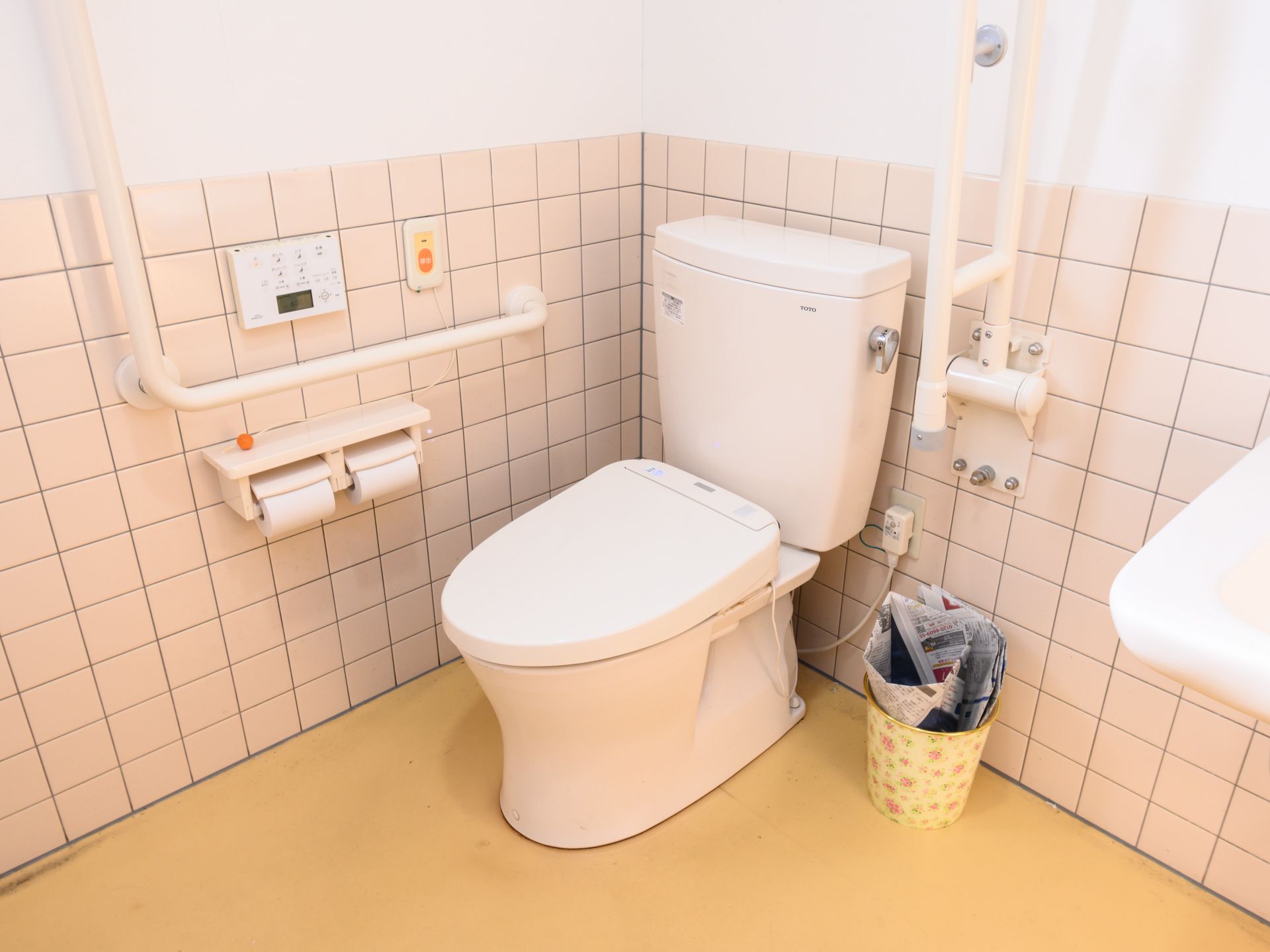 手すりが付いて段差が解消された、バリアフリー化されている洋式トイレ