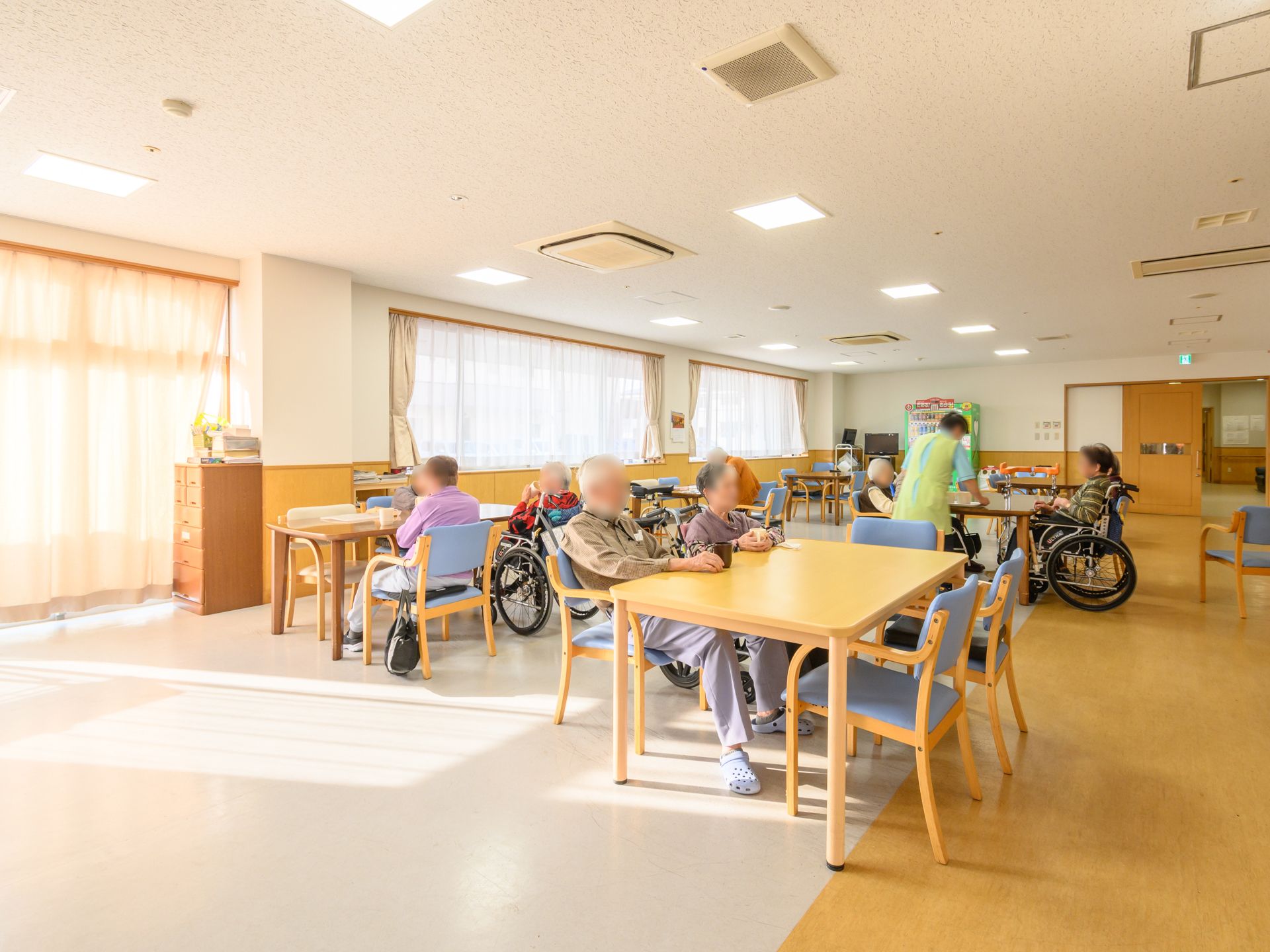 テーブルを囲んで椅子が置かれている共有スペース
