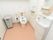 トイレは明るく広々としていて、車椅子や介助者と一緒でも利用しやすい。すぐそばに洗面台も設置されている。