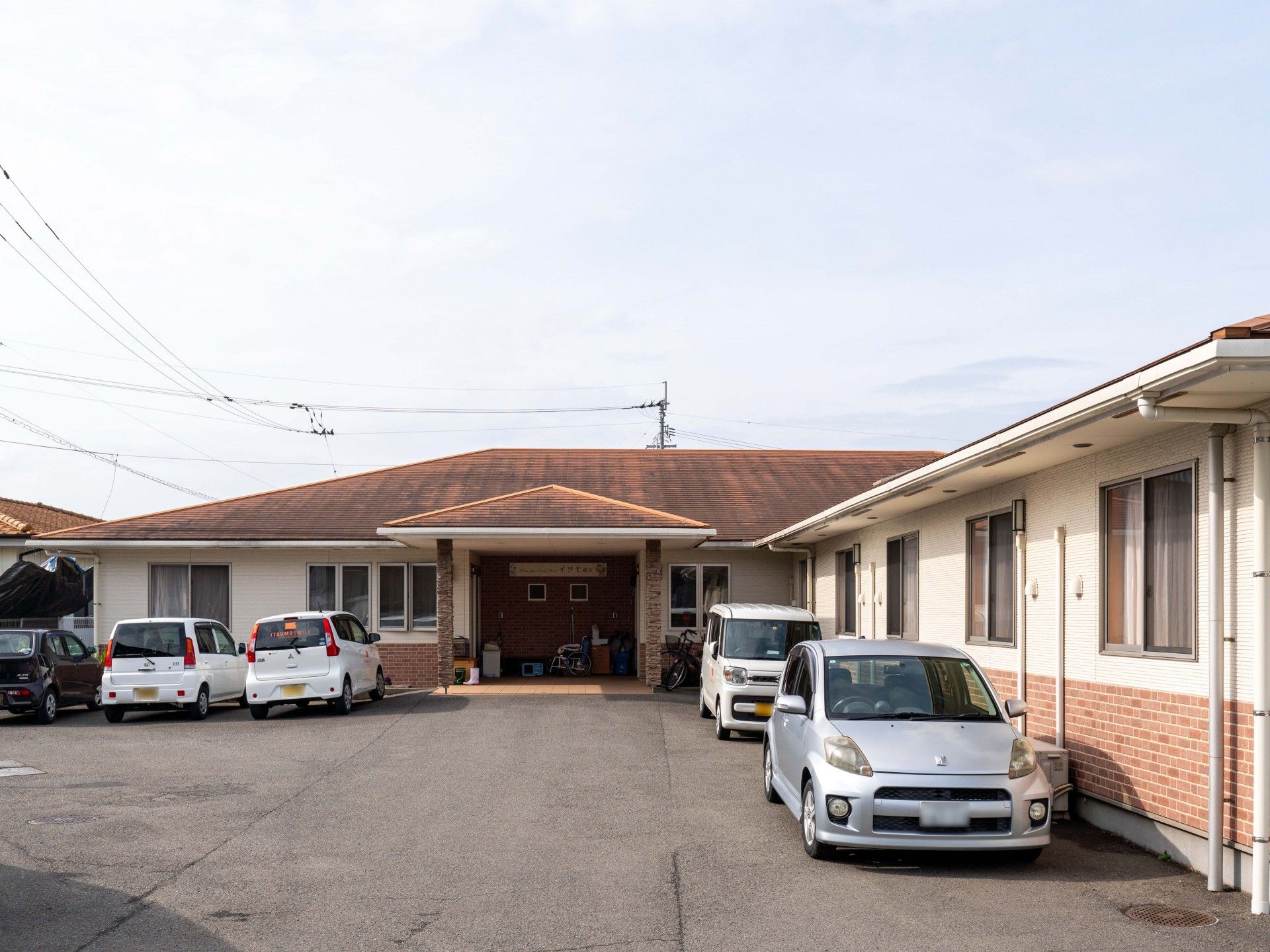 駐車場のある建物外観