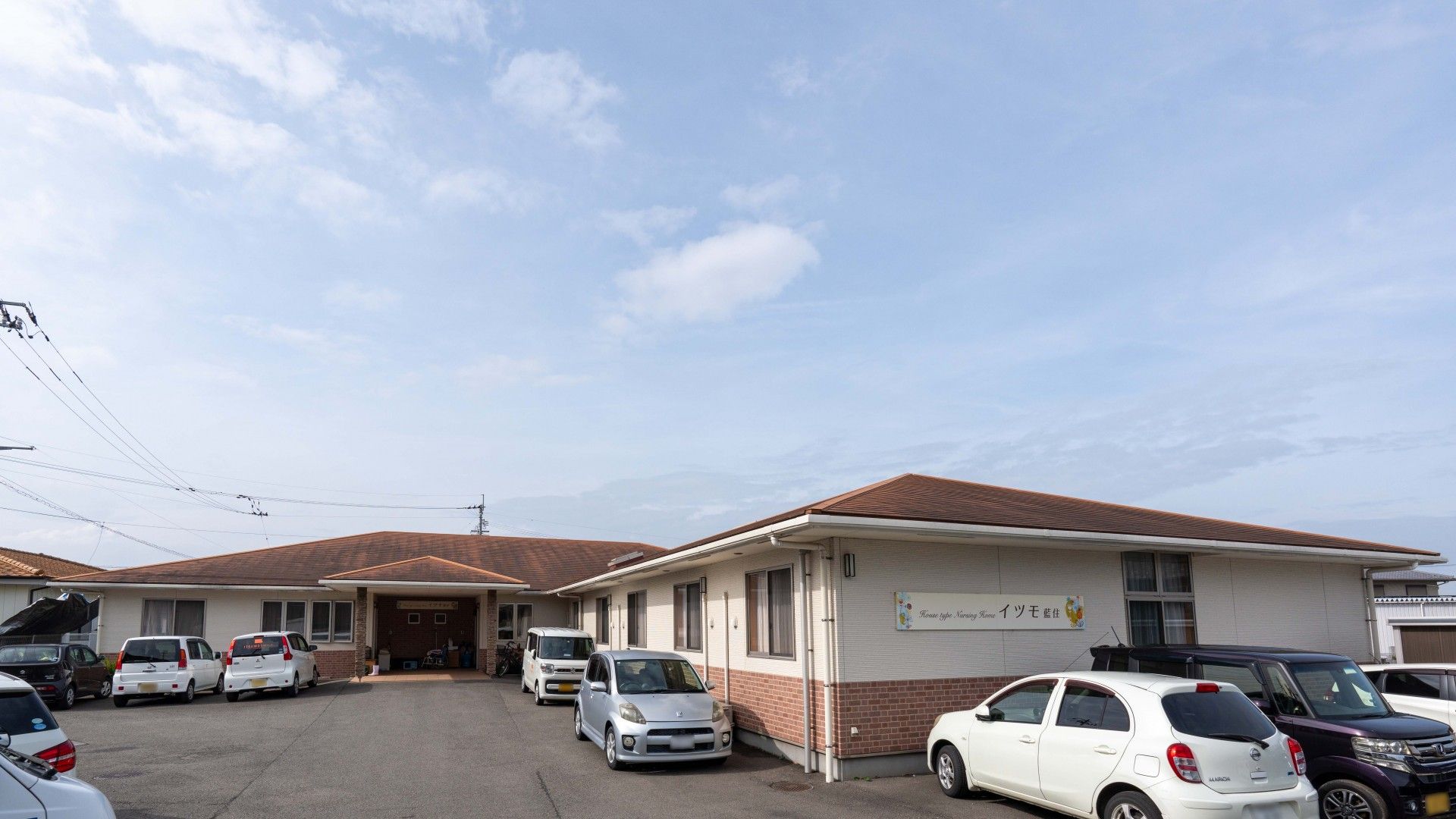 駐車場のある建物外観