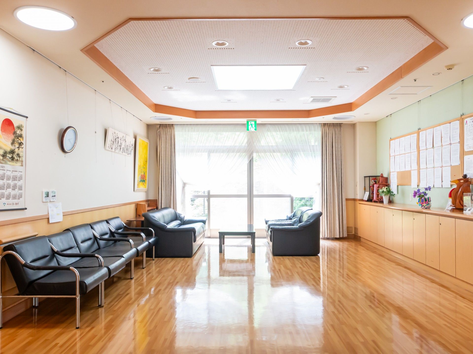 落ち着いた雰囲気の待合室